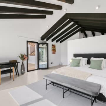 Newly renovated home using a modern design, with a focus on indoor-outdoor living Picture 12