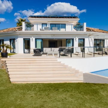 Fully Remodeled Family Villa with Captivating Sea Views in the Heart of Nueva Andalucia Picture 6