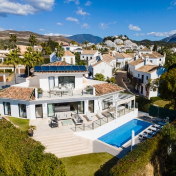 Fully Remodeled Family Villa with Captivating Sea Views in the Heart of Nueva Andalucia Picture 9