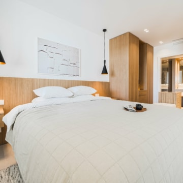 Breathtaking Apartment with Remarkable Views of Ocean and Mountains Surrounded by Golf Courses in Nueva Andalucia Picture 2
