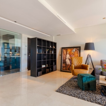 Apartment in Los Robles Los Arqueros Benahavis, fully furnished in a ‘hotel chique style’ with golf and sea views Picture 13