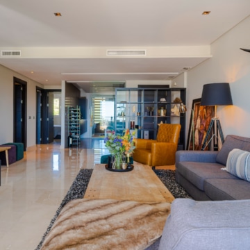 Apartment in Los Robles Los Arqueros Benahavis, fully furnished in a ‘hotel chique style’ with golf and sea views Picture 3