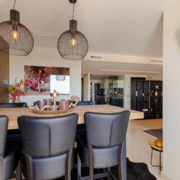 Apartment in Los Robles Los Arqueros Benahavis, fully furnished in a ‘hotel chique style’ with golf and sea views Picture 8