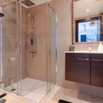 Apartment in Los Robles Los Arqueros Benahavis, fully furnished in a ‘hotel chique style’ with golf and sea views Picture 15