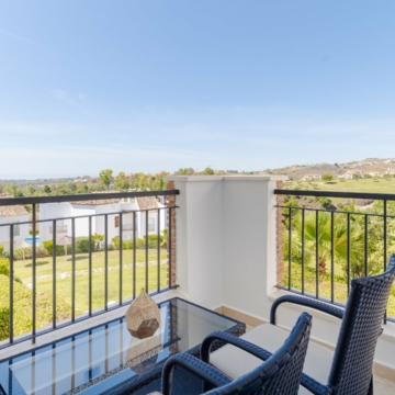 Apartment in Los Robles Los Arqueros Benahavis, fully furnished in a ‘hotel chique style’ with golf and sea views Picture 17