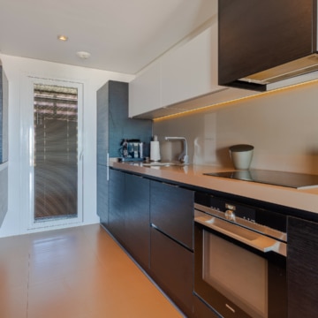 Apartment in Los Robles Los Arqueros Benahavis, fully furnished in a ‘hotel chique style’ with golf and sea views Picture 4