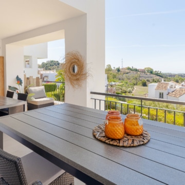Apartment in Los Robles Los Arqueros Benahavis, fully furnished in a ‘hotel chique style’ with golf and sea views Picture 2