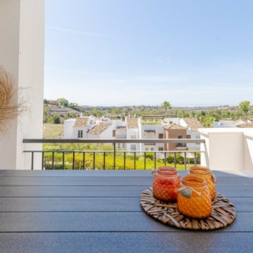 Apartment in Los Robles Los Arqueros Benahavis, fully furnished in a ‘hotel chique style’ with golf and sea views Picture 14