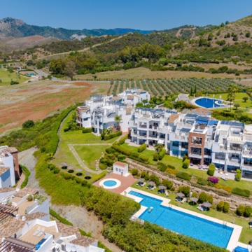 Apartment in Los Robles Los Arqueros Benahavis, fully furnished in a ‘hotel chique style’ with golf and sea views Picture 21