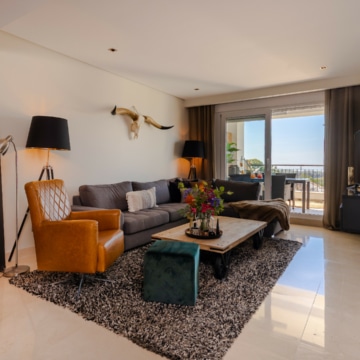 Apartment in Los Robles Los Arqueros Benahavis, fully furnished in a ‘hotel chique style’ with golf and sea views Picture 1