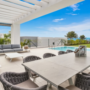Magnificent Modern Villa with Stunning Sea views, next to Cabopino, and just steps away from the beach Picture 1