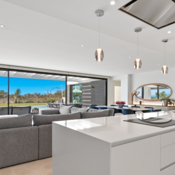 Magnificent Modern Villa with Stunning Sea views, next to Cabopino, and just steps away from the beach Picture 2