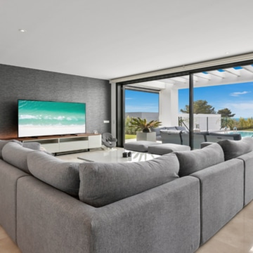 Magnificent Modern Villa with Stunning Sea views, next to Cabopino, and just steps away from the beach Picture 3