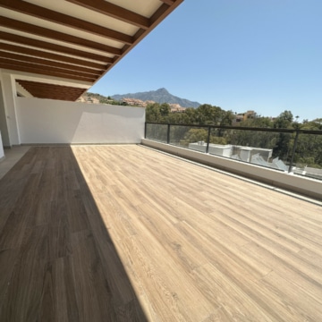 Key Ready Apartment in Marbella Lake Nueva Andalucia, with 3 bedrooms and open mountain, lake and sea views Picture 8