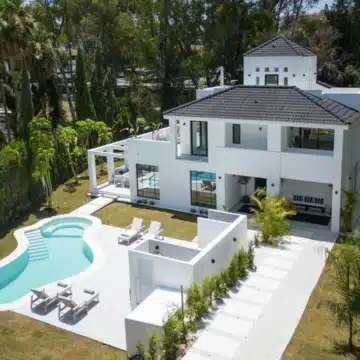 An exclusive, luxury villa with contemporary vibes in the golf valley of Las Brisas, Marbella Picture 39