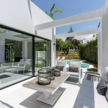 An exclusive, luxury villa with contemporary vibes in the golf valley of Las Brisas, Marbella Picture 18