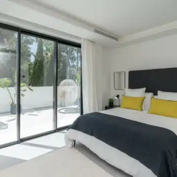 An exclusive, luxury villa with contemporary vibes in the golf valley of Las Brisas, Marbella Picture 24