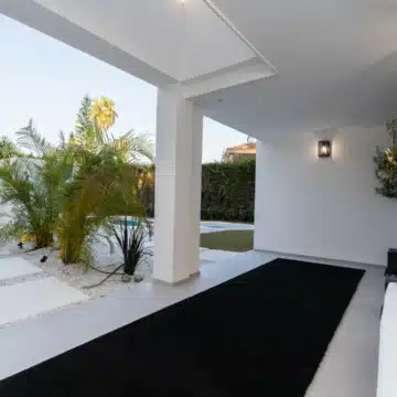 An exclusive, luxury villa with contemporary vibes in the golf valley of Las Brisas, Marbella Picture 26