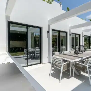 An exclusive, luxury villa with contemporary vibes in the golf valley of Las Brisas, Marbella Picture 7