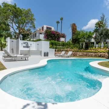 An exclusive, luxury villa with contemporary vibes in the golf valley of Las Brisas, Marbella Picture 0