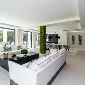 An exclusive, luxury villa with contemporary vibes in the golf valley of Las Brisas, Marbella Picture 37