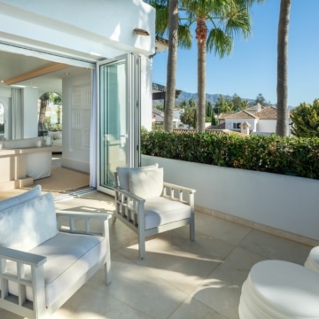 Stunning duplex penthouse in a highly sought-after frontline beach location in Marina de Puente Romano, Marbella Golden Mile Picture 15