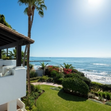 Stunning duplex penthouse in a highly sought-after frontline beach location in Marina de Puente Romano, Marbella Golden Mile Picture 4