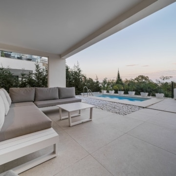 Modern apartment with spectacular views of the sea and the mountains in La Quinta, Benahavis Picture 1