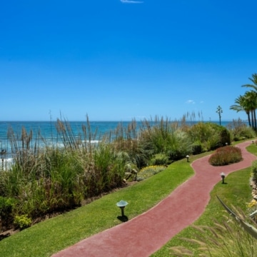 Enchanting duplex penthouse nestled on the frontline of Puente Romano’s Beach on the Marbella Golden Mile Picture 18