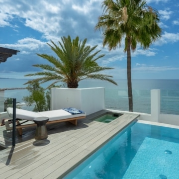 Enchanting duplex penthouse nestled on the frontline of Puente Romano’s Beach on the Marbella Golden Mile Picture 1