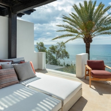 Enchanting duplex penthouse nestled on the frontline of Puente Romano’s Beach on the Marbella Golden Mile Picture 2