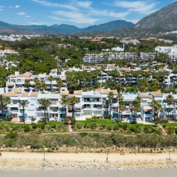 Enchanting duplex penthouse nestled on the frontline of Puente Romano’s Beach on the Marbella Golden Mile Picture 17