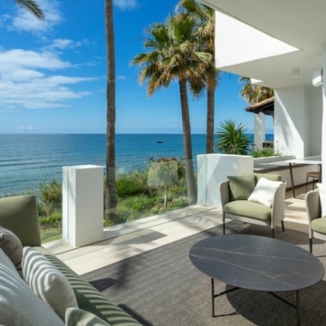 Enchanting duplex penthouse nestled on the frontline of Puente Romano’s Beach on the Marbella Golden Mile Picture 0