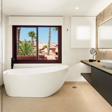 Fully renovated beachfront penthouse in Cabo Bermejo, Estepona Picture 18
