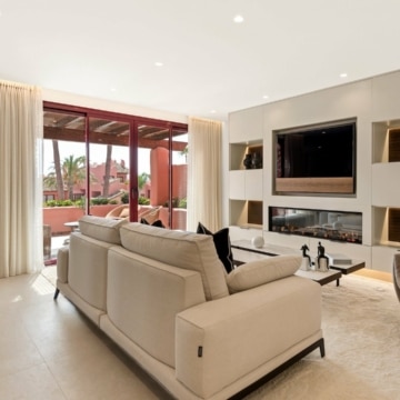 Fully renovated beachfront penthouse in Cabo Bermejo, Estepona Picture 11