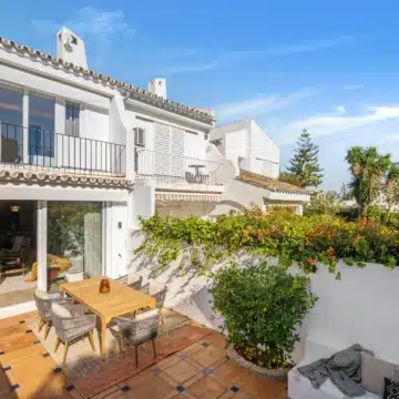 Masterfully renovated townhouse in Peñablanca, Aloha Nueva Andalucia Picture 22