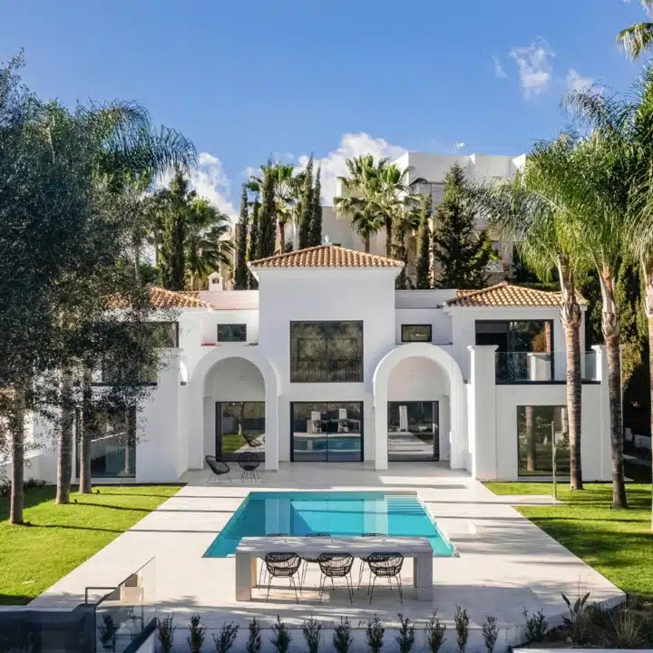 Stunning newly renovated detached villa in El Paraiso with beautiful gardens, large swimming pool and outdoor barbecue area Picture