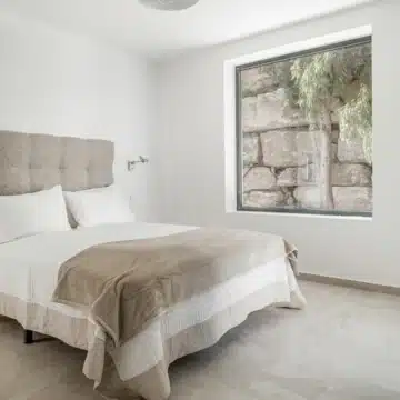 Stunning newly renovated detached villa in El Paraiso with beautiful gardens, large swimming pool and outdoor barbecue area Picture 15