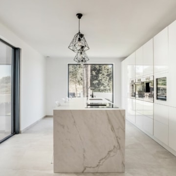 Stunning newly renovated detached villa in El Paraiso with beautiful gardens, large swimming pool and outdoor barbecue area Picture 18