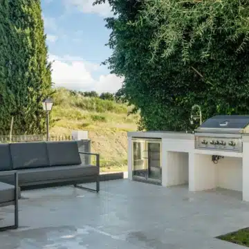 Stunning newly renovated detached villa in El Paraiso with beautiful gardens, large swimming pool and outdoor barbecue area Picture 1
