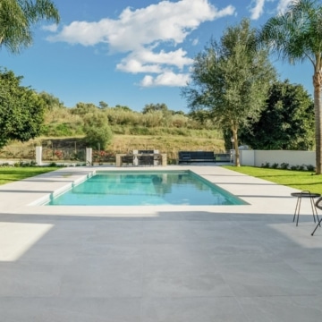Stunning newly renovated detached villa in El Paraiso with beautiful gardens, large swimming pool and outdoor barbecue area Picture 0
