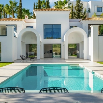 Stunning newly renovated detached villa in El Paraiso with beautiful gardens, large swimming pool and outdoor barbecue area Picture 6
