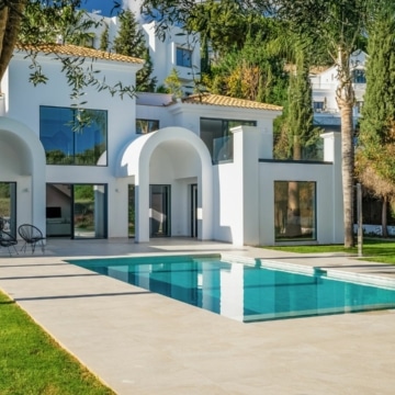 Stunning newly renovated detached villa in El Paraiso with beautiful gardens, large swimming pool and outdoor barbecue area Picture 5