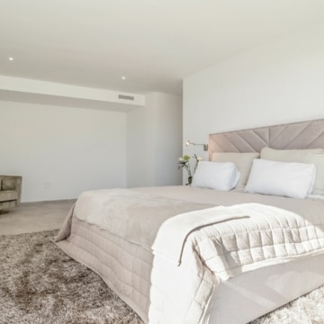 Stunning newly renovated detached villa in El Paraiso with beautiful gardens, large swimming pool and outdoor barbecue area Picture 9