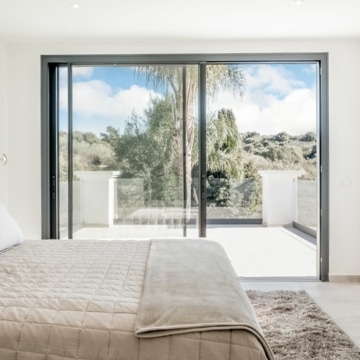 Stunning newly renovated detached villa in El Paraiso with beautiful gardens, large swimming pool and outdoor barbecue area Picture 11