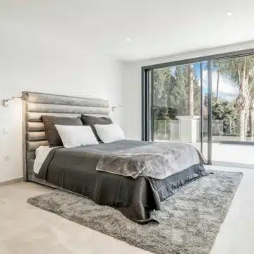 Stunning newly renovated detached villa in El Paraiso with beautiful gardens, large swimming pool and outdoor barbecue area Picture 12