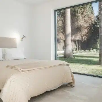 Stunning newly renovated detached villa in El Paraiso with beautiful gardens, large swimming pool and outdoor barbecue area Picture 13