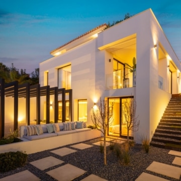 An opulent villa situated in the heart of the Golf Valley in Nueva Andalucia, Marbella Picture 29