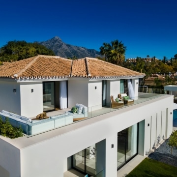 An opulent villa situated in the heart of the Golf Valley in Nueva Andalucia, Marbella Picture 31