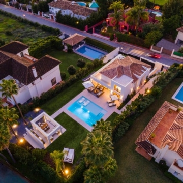 An opulent villa situated in the heart of the Golf Valley in Nueva Andalucia, Marbella Picture 32